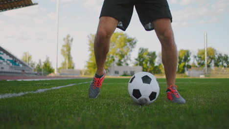 Fußballspieler-Zeigen-Beinarbeit-Und-Fußballspieler-Treten-Und-Schießen-Den-Ball-In-Zeitlupe-Auf-Das-Tor
